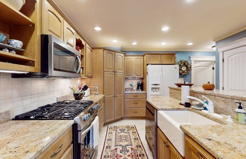 Edgecomb Apartment | Charming Coastal Apartment with Cozy Gazebo and Ocean Proximity
