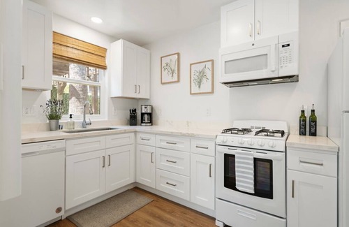 Beach Barber Tract House | Charming Coastal Cottage - Windansea Beach Walkable