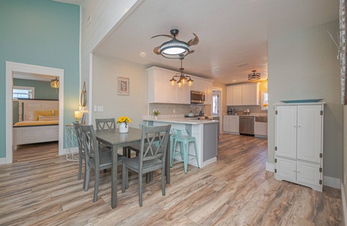 Palm Harbor House | Charming coastal home min from beach and bay! Sleeps 9!