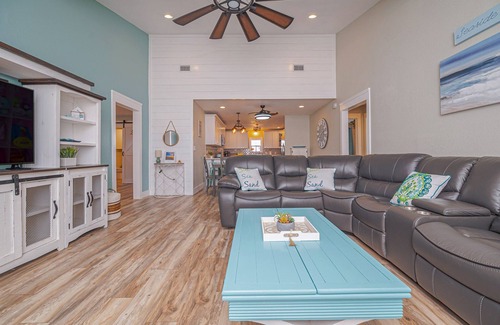 Palm Harbor House | Charming coastal home min from beach and bay! Sleeps 9!