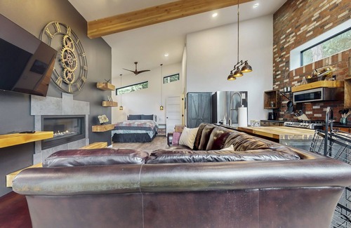 Sequim Hotel | Charming Coastal Retreat with Waterfront Views in Sequim