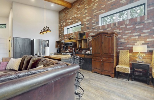 Sequim Hotel | Charming Coastal Retreat with Waterfront Views in Sequim