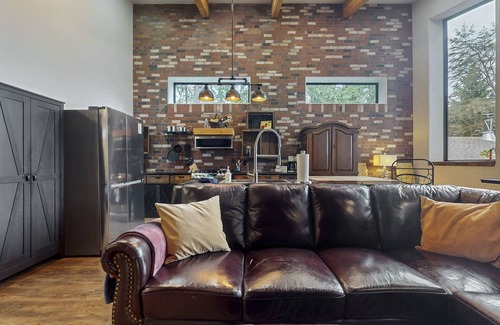 Sequim Hotel | Charming Coastal Retreat with Waterfront Views in Sequim