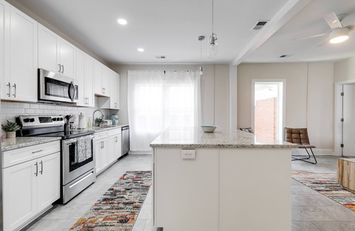 Issue Condo | Charming Coastal Getaway: Explore and Relax in our 2 Bedroom Downtown Rental
