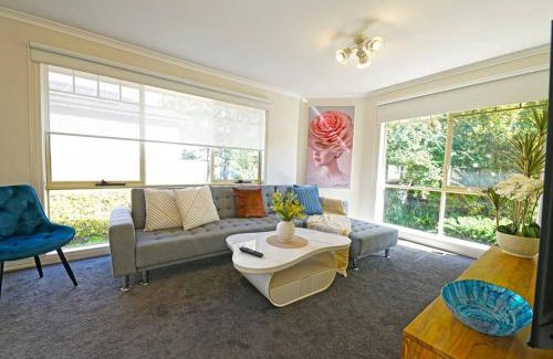 Ringwood House | Charming Convenient 2BR Compact House Ringwood