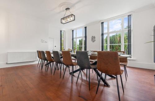 Blakedown House | Charming, Cosy & Spacious Manor House with Lake