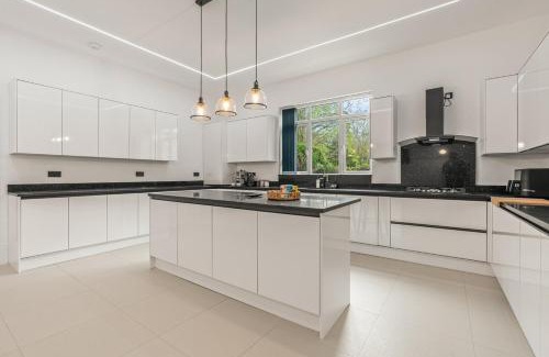 Blakedown House | Charming, Cosy & Spacious Manor House with Lake