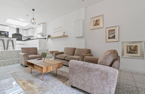 Blakedown House | Charming, Cosy & Spacious Manor House with Lake