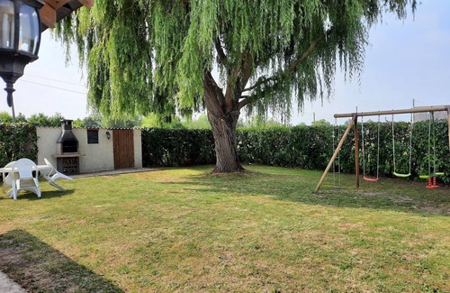 Brain-sur-Allonnes Cottage | Charming Cottage near Loire River with Garden, Covered Terrace & Easy Access to Saumur Attractions
