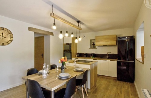 Pouilly-les-Feurs Cottage | *Charming Cottage with Spa, Spacious Balcony, and Modern Amenities Near Scenic Nature*