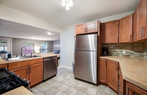 Brentwood House | Charming Cottage 2 Living 5 Beds by AustinGetaways