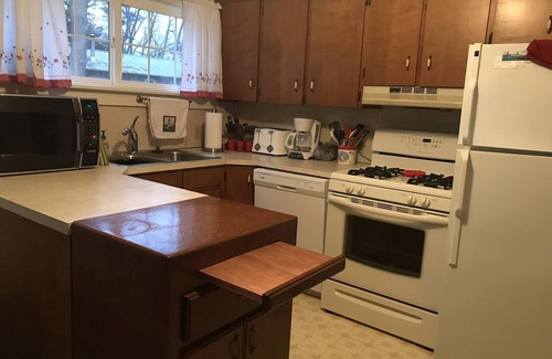 Shelby Cottage | Charming Cottage at Stony Lake just one block from Lake Michigan & Stony Beaches