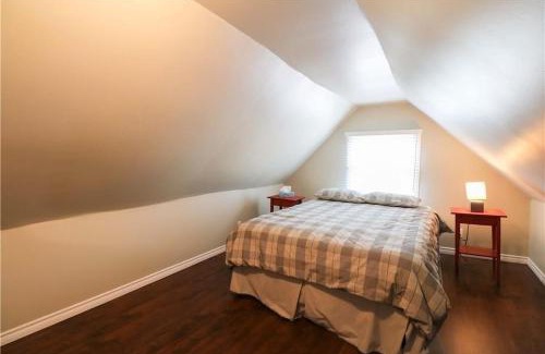 Port Dover Apartment | Charming cottage away from home