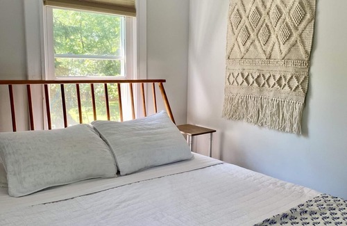Irving House | Charming cottage by the lake