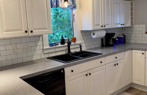 Irving House | Charming cottage by the lake
