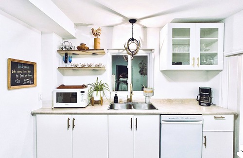 Wellington House | Charming Cottage in Wellington’s Heart near Beach!