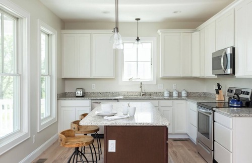 Warm Springs House | Charming Cottage Getaway, just Steps to the Warm Springs Pools!