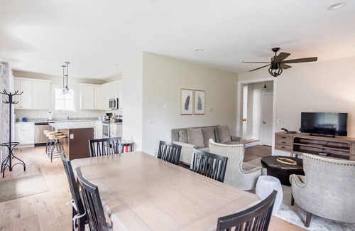Warm Springs House | Charming Cottage Getaway, just Steps to the Warm Springs Pools!