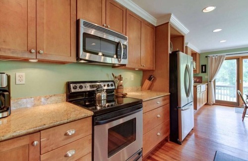 Warm Springs House | Charming Cottage in the Village of Warm Springs with Warm Thermal Spring