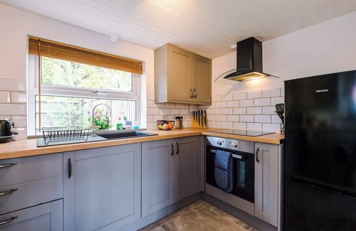 Chorlton-by-Backford Cottage | Charming cottage, ideal for Families, Free Parking