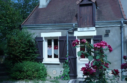Briantes Cottage | Charming Cottage in Berry: Fireplace, Near Golf & Spa, Sleeps 6, Parking Included