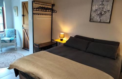 Walmer Apartment | Charming Cottage in Prime Location