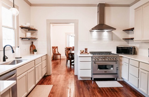 Victoria House | Charming cottage in the heart of historic downtown Victoria!