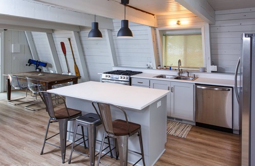 Kewaunee County Cabin | Charming Cottage on the Bay - 20 minutes to Sturgeon Bay or Green Bay!