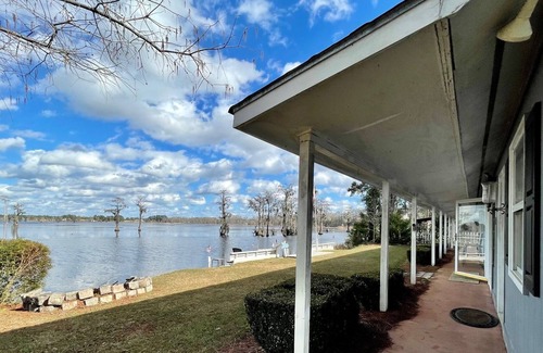 Statesboro Cottage | Charming Cottage on Kennedy Pond with Beautiful Views!