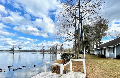 Statesboro Cottage | Charming Cottage on Kennedy Pond with Beautiful Views!