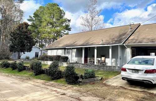 Statesboro Cottage | Charming Cottage on Kennedy Pond with Beautiful Views!