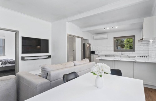 Golden Point House | Charming Cottage-Stylish Haven!