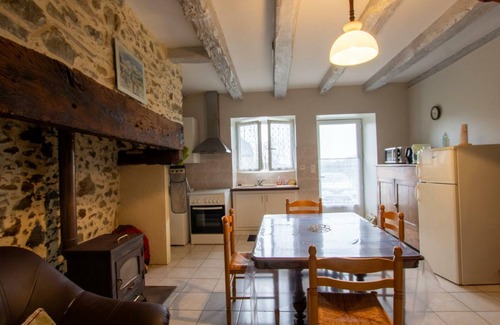 Saint-Mesmin Cottage | Charming Cottage with Fireplace, Near Outdoor Activities in Auvézère Valley