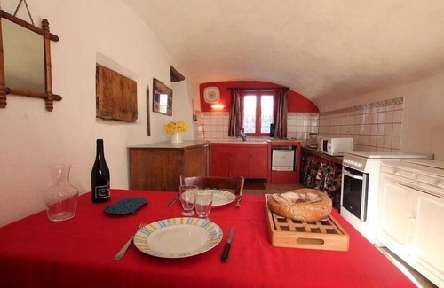 Jullianges Cottage | Charming Cottage with Garden, Fireplace, and Close to Festivals in Jullianges