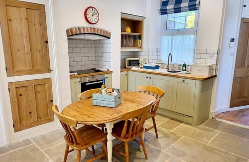 Launceston Cottage | Charming cottage with character features