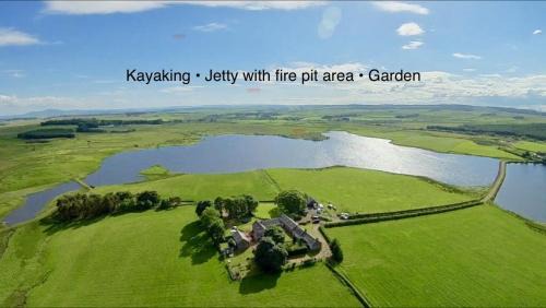 West Calder House | Charming cottage with loch and hill views nr Edinburgh