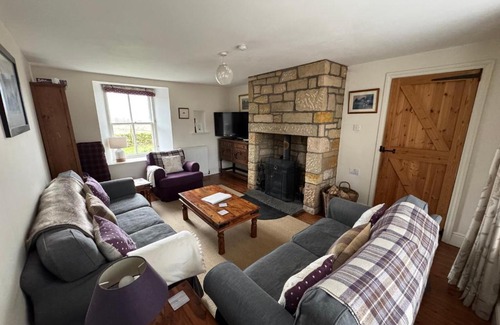 West Calder House | Charming cottage with loch and hill views nr Edinburgh
