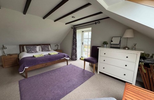West Calder House | Charming cottage with loch and hill views nr Edinburgh