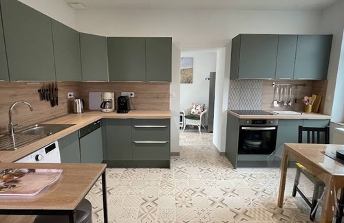 Wallers Cottage | Charming Cottage with Modern Amenities, Near Scenic Trails and UNESCO Heritage Sites