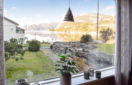 Sævareid House | Charming cottage with great location and magnificent view of the Søvareidfjord.