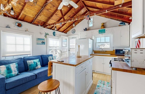 Dennis Port Cottage | Charming cottage with private beach, patio, & full kitchen - near golf & park