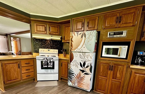 Marshall Cottage | Charming cottage with hot tub & wonderful views on Wilder Creek & Starlink WiFi