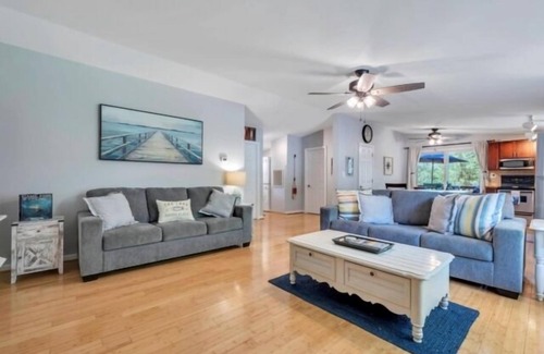 Moneta House | Charming Cottage with Wifi, Screened Porch Just Feet From the Lake