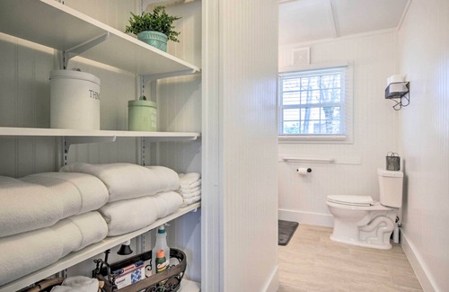 Tomball Cottage | Charming Country Cottage, Walk to Main Street!