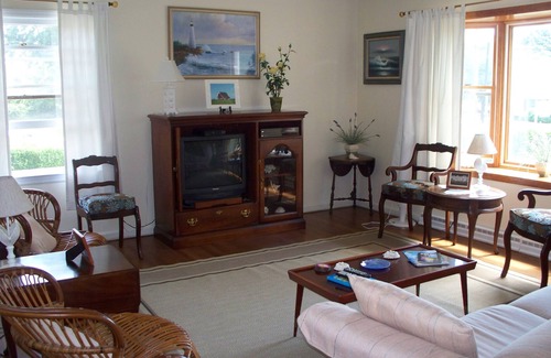 Cutchogue House | Charming Country Home, Minutes to Sandy beaches, in the Heart of Wine Country