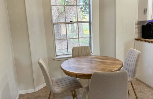 Anderson House | CHARMING country home with easy city access