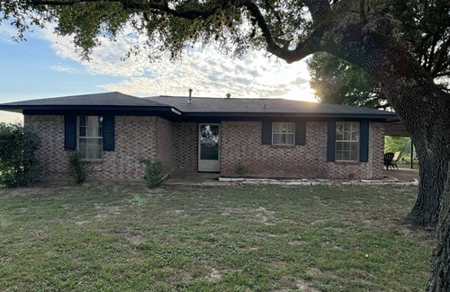 Anderson House | CHARMING country home with easy city access
