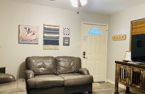 Eastern Division Apartment | 🌟Charming Country Rustic Style 2 Bedroom Apt🌟