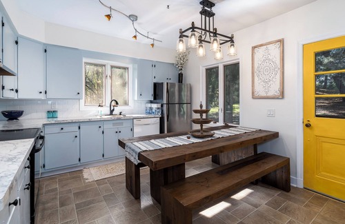 Perinton House | Charming + Cozy 3-bedroom Carriage House with WiFi, AC in wonderful Victor NY