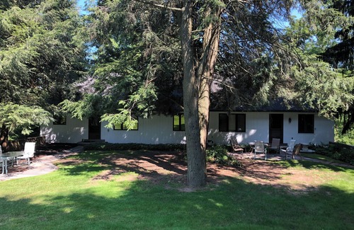 Perinton House | Charming + Cozy 3-bedroom Carriage House with WiFi, AC in wonderful Victor NY